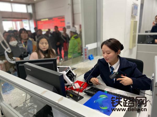 廣州北站售票員李珍妮.jpg