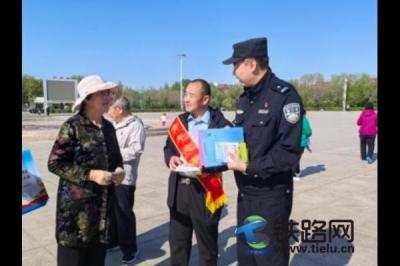 化德站派出所聯(lián)合化德縣政法委開展“5.26我愛路”宣傳活動