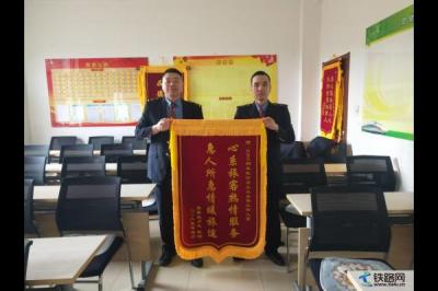 千里返鄉(xiāng)路 導(dǎo)尿管遺失后的接力救援