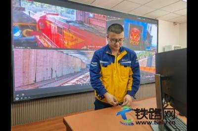 包神鐵路運(yùn)輸處上灣站開展信號(hào)通信線路 走線槽隱患專項(xiàng)整治