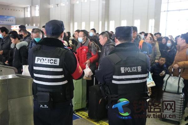 宜昌鐵警積極應(yīng)對(duì)春運(yùn)返程高峰