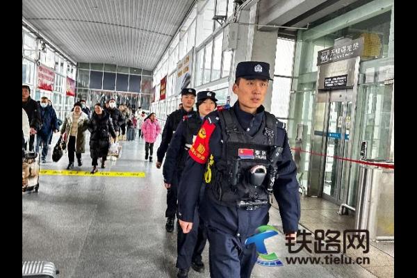  歸途順?biāo)祜L(fēng)“警”路