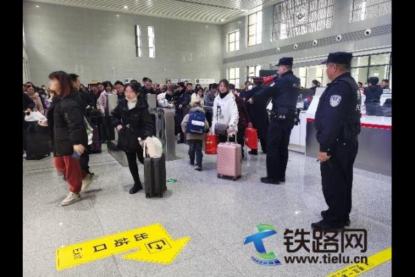 節(jié)后出行迎來高峰 松滋鐵警全力護(hù)航
